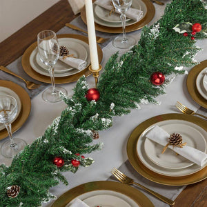 Weihnachtsgirlande mit Kugeln und Tannenzapfen