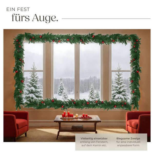 Weihnachtsgirlande mit Kugeln und Tannenzapfen
