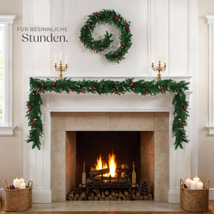 Weihnachtsgirlande mit Kugeln und Tannenzapfen