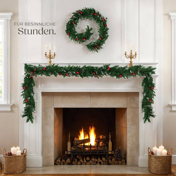 Weihnachtsgirlande mit Kugeln und Tannenzapfen
