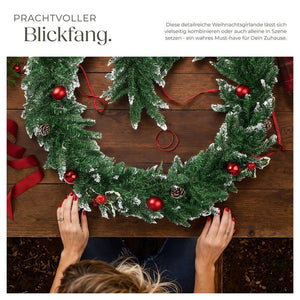 Weihnachtsgirlande mit Kugeln und Tannenzapfen