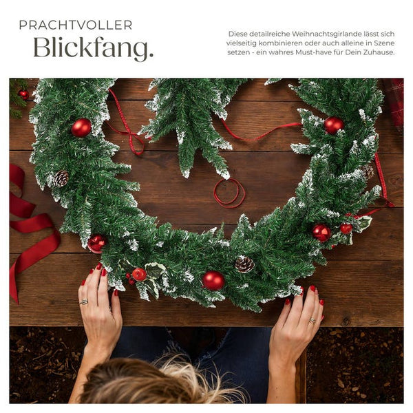 Weihnachtsgirlande mit Kugeln und Tannenzapfen