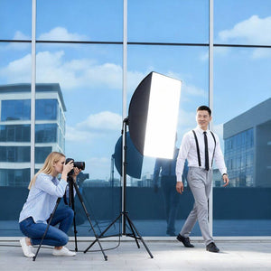 Studioleuchte mit Softbox und Stativ
