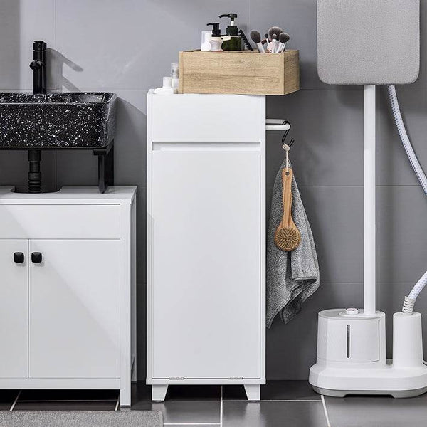 Weisser Wäscheschrank mit ausklappbarem Wäschesack