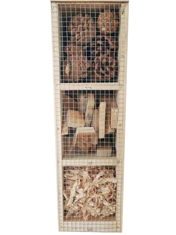 Insektenhotel mit Erdspiess