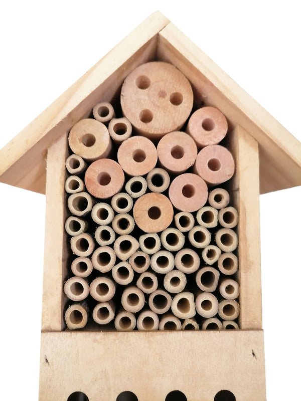 Insektenhotel mit Erdspiess