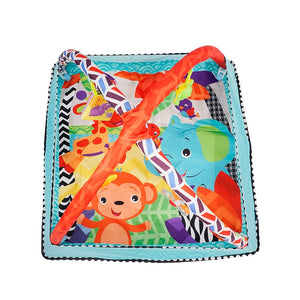 Krabbeldecke mit Spielbogen und Bällen