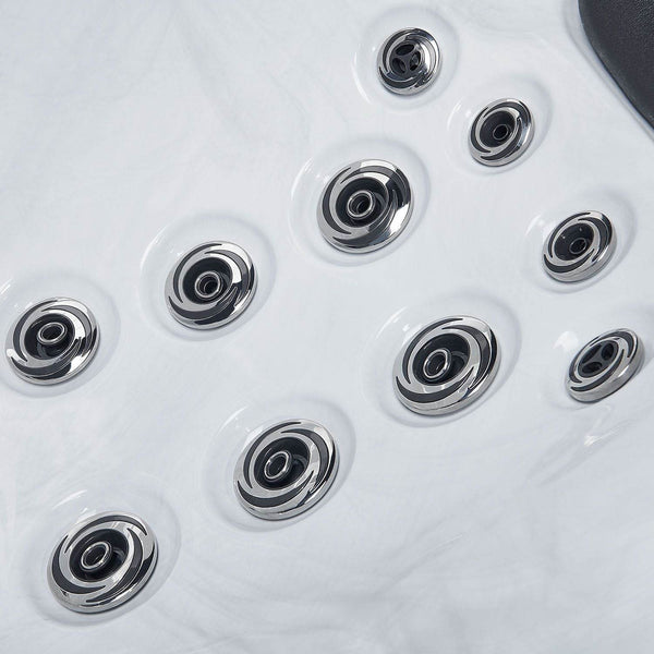 Outdoor Whirlpool Oasis mit LED Massagedüsen
