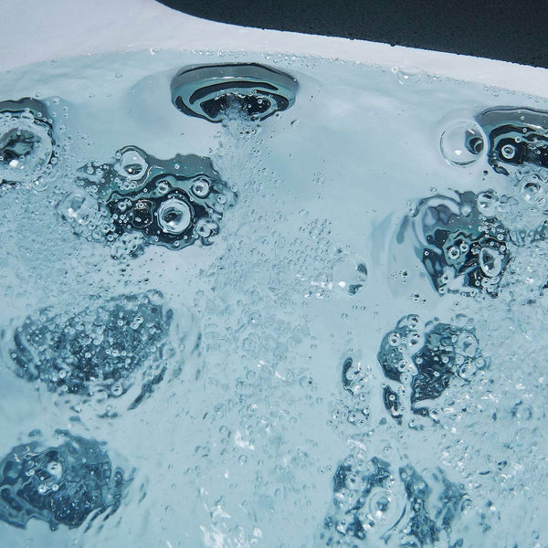 Outdoor Whirlpool Oasis mit LED Massagedüsen
