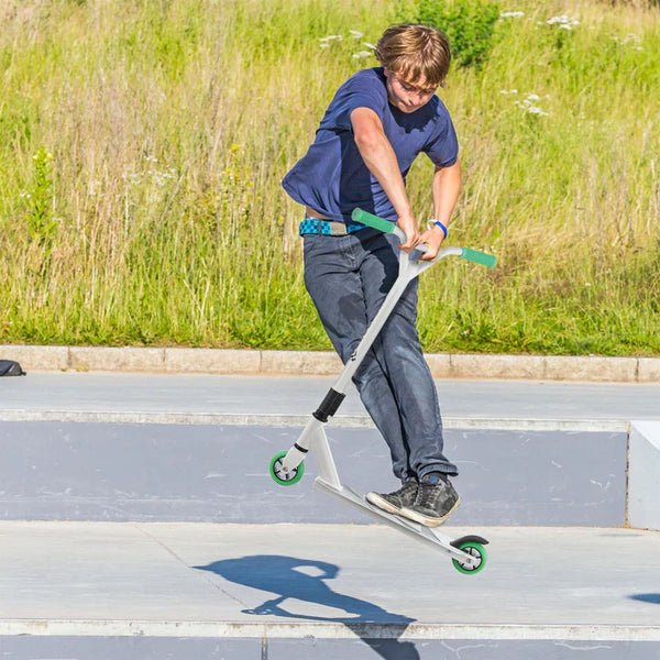 Stunt Scooter Futuristic in Weiss Grün Trick Roller mit 360° Lenkung
