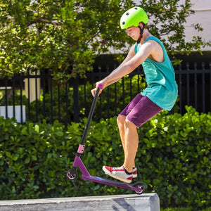 Stunt Scooter Galactic Cruiser in Lila Schwarz Trick Roller mit 360° Lenkung
