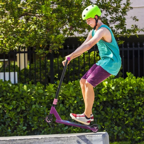 Stunt Scooter Galactic Cruiser in Lila Schwarz Trick Roller mit 360° Lenkung