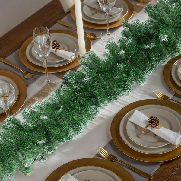 Weihnachtsgirlande mit weissen Spitzen