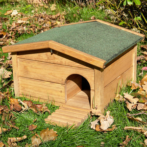 Casa del riccio, capanna in legno nella foresta con ingresso a labirinto e rampa