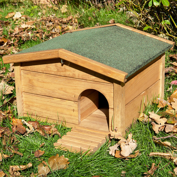 Casa del riccio, capanna in legno nella foresta con ingresso a labirinto e rampa